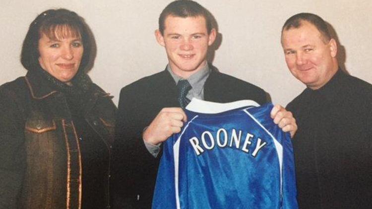 Wayne Rooney bersama kedua orang tuanya saat pertama bergabung dengan Everton. - INDOSPORT