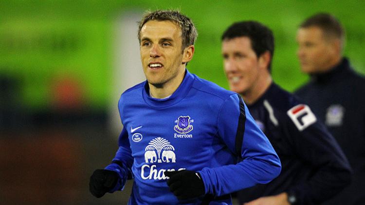 Phil Neville saat masih berseragam Everton. - INDOSPORT