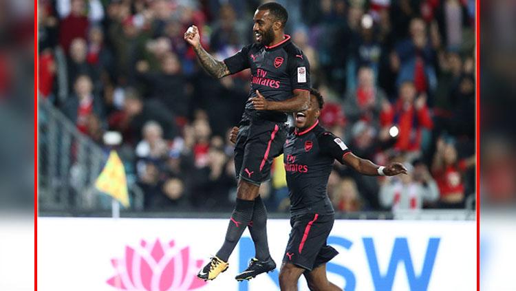 Selebrasi striker anyar Arsenal, Alexandre Lacazette saat mencetak gol perdana pada laga debutnya. - INDOSPORT