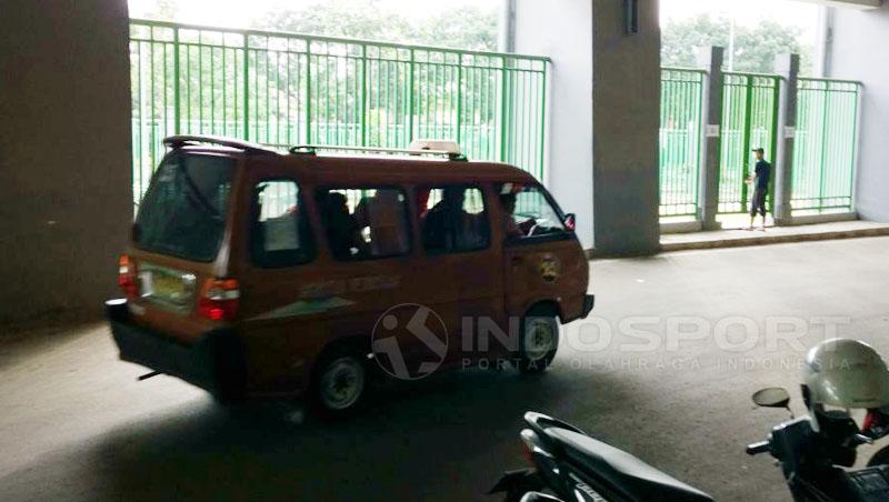 Borneo FC datang ke Stadion Patriot naik angkot. - INDOSPORT