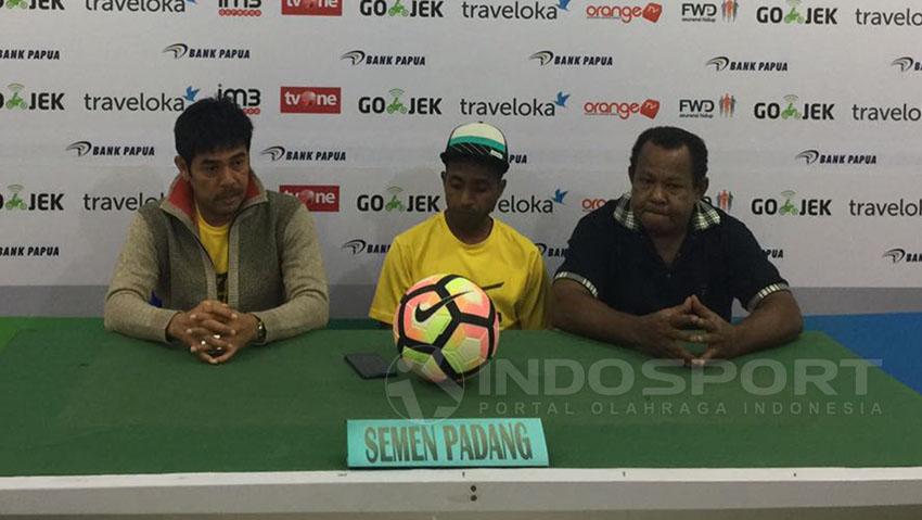 Boas Atururi (tengah) saat konferensi pers jelang laga melawan Perseru Serui. - INDOSPORT