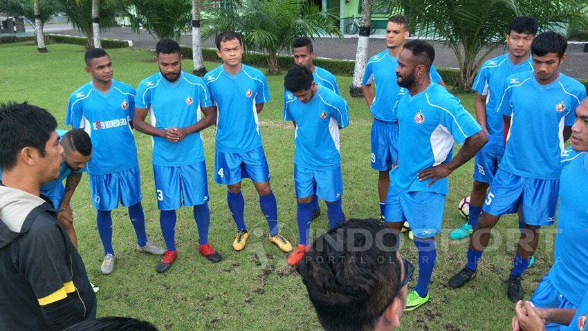 Pemain Semen Padang saat latihan di Serui. - INDOSPORT