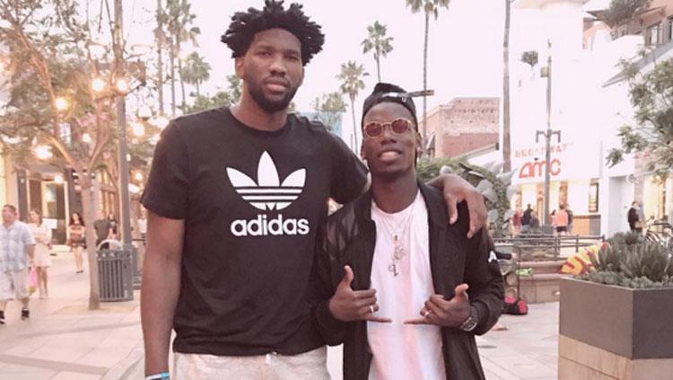 Joel Embiid foto bersama Paul Pogba. - INDOSPORT