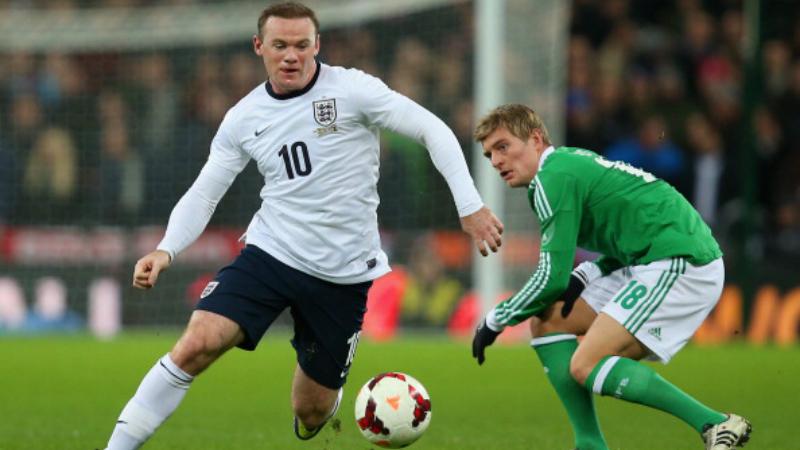 Rooney dan Kroos saat membela Timnas masing-masing. - INDOSPORT