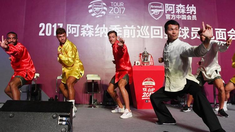 Kiri-kanan: Alexandre Lacazette, Alex Oxlade-Chamberlain dan Mesut Ozil belajar kungfu saat jalani tur pramusim ke Shanghai. - INDOSPORT