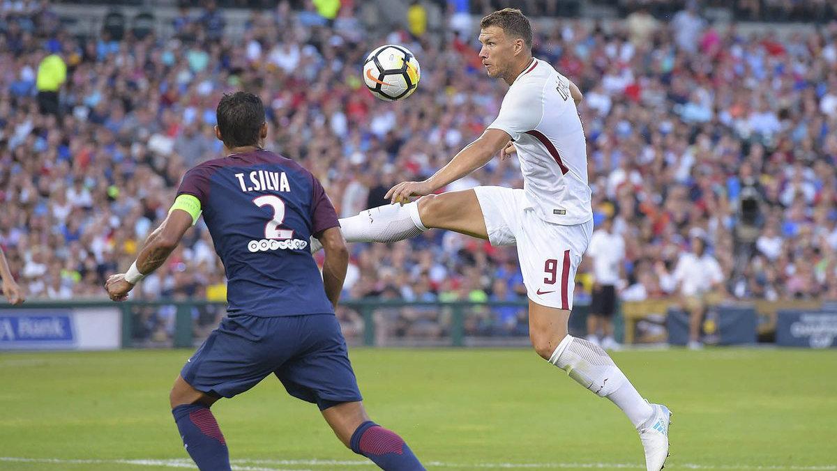 Dzeko (kanan) saat duel dengan Thiago Silva. - INDOSPORT