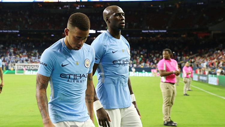 Gabriel Jesus dan Eliaquim Mangala tertunduk lesu usai Manchester City takluk dari Manchester United. - INDOSPORT