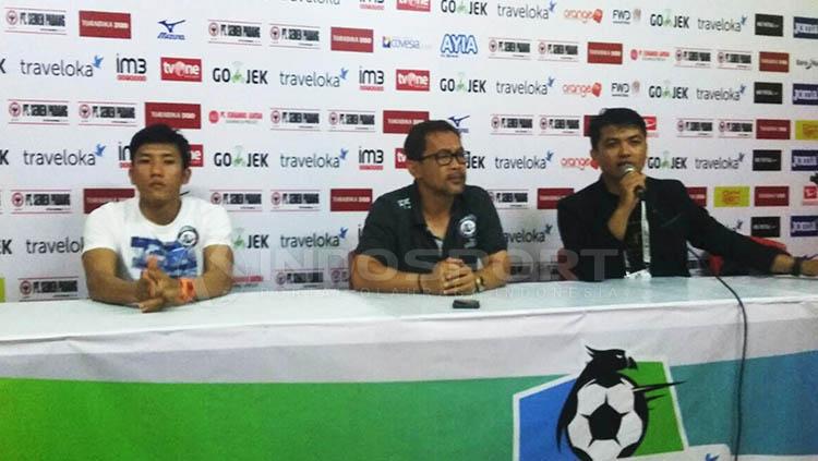 Pelatih Arema FC, Aji Santoso, saat konferensi pers usai timnya dikalahkan Semen Padang. - INDOSPORT