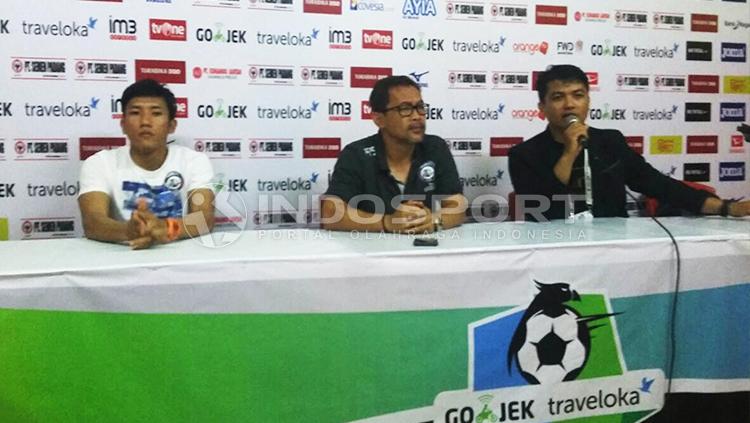 Aji Santoso di konferensi pers. - INDOSPORT