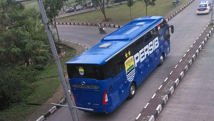 Bus tim Persib Bandung menuju Stadion GBLA. - INDOSPORT
