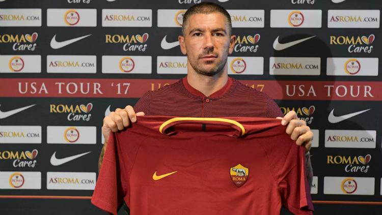 Aleksandar Kolarov resmi berseragam AS Roma. - INDOSPORT