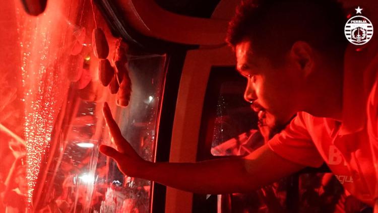 Bambang Pamungkas dan Persija Jakarta disambut Jakmania sekembalinya dari Bandung. - INDOSPORT