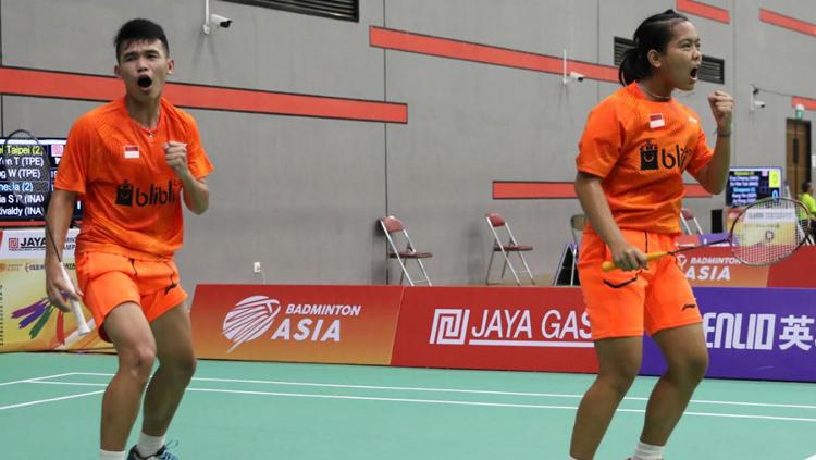 Rinov Rivaldy/Siti Fadia merayakan kemenangan. - INDOSPORT
