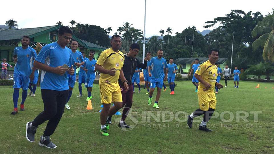 Pelatih Semen Padang, Nilmaizar akhirnya angkat bicara terkait pos di timnya yang butuh penambahan pemain jelang menghadapi putaran kedua Liga 1/2017. - INDOSPORT