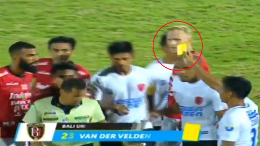Pemain PSM Makassar, Zulkifli Syukur beri kartu kuning kepada wasit. - INDOSPORT