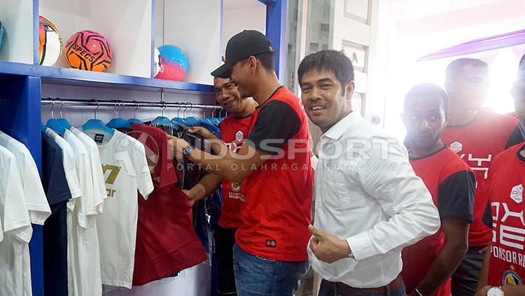 Nilmaizar di acara pembukaan toko perlengkapan olahraganya. - INDOSPORT