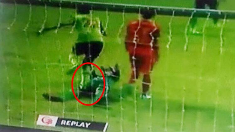 Kiper Martapura FC, Ali Budi Raharjo Menginjak Pemain Persebaya. - INDOSPORT