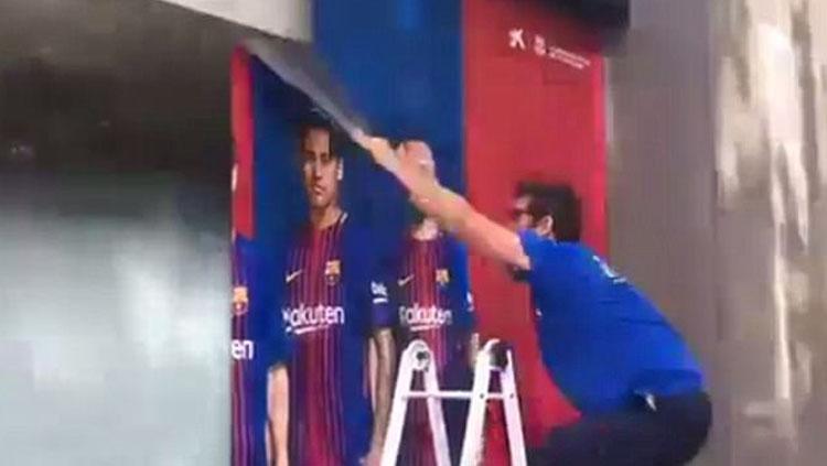Pencopotan poster Neymar di luar Caixa Bank di Nou Camp. - INDOSPORT