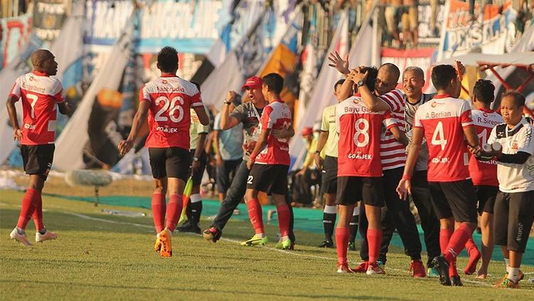 Selebrasi para pemain Madura United saat merayakan kemenangan. - INDOSPORT