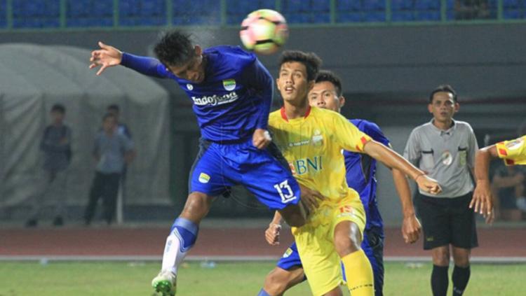 Aksi penggawa Persib Bandung U-19 saat melawan Bhayangkara FC U-19. - INDOSPORT