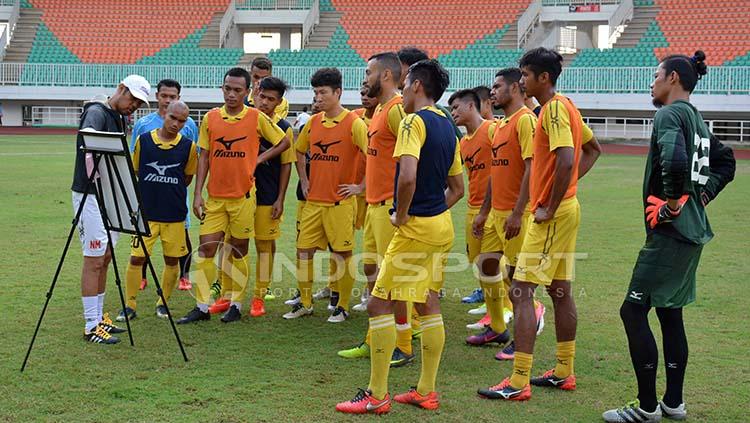 Nimaizar saat memimpin latihan. - INDOSPORT