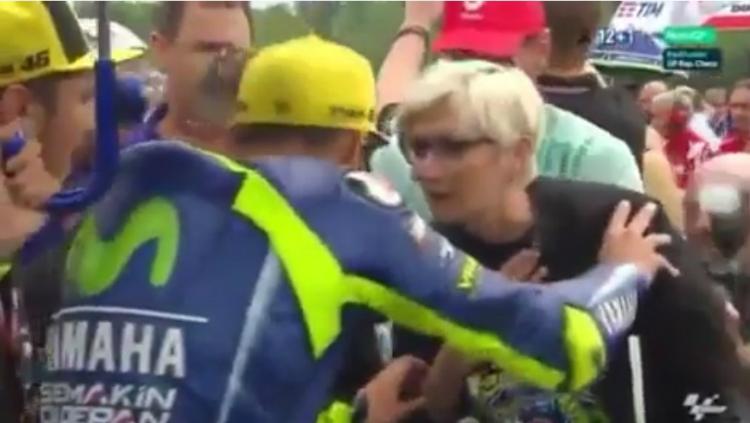 Valentino Rossi mendorong Menteri Pembangunan Daerah Ceko, Karla Slechtova. - INDOSPORT