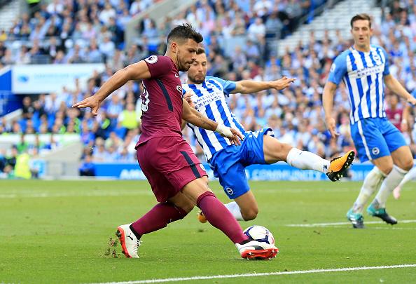 Sergio Aguero saat mencoba lepaskan tembakan ke gawang Brighton & Hove Albion. Copyright: INDOSPORT