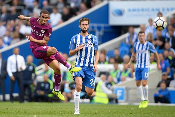 Salah satu upaya striker Man City, Gabriel Jesus untuk menjebol gawang Brihgton & Hove Albion. Copyright: INDOSPORT