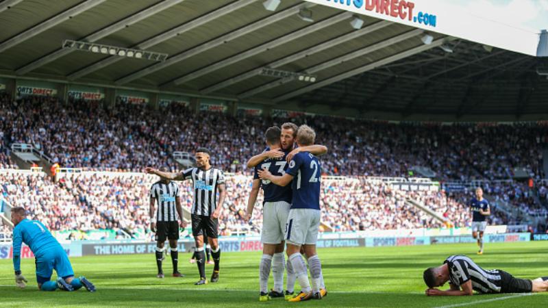 Harry Kane memeluk Ben Davies dan Christian Eriksen, pasca Davies mencetak gol kedua untuk kubu Spurs. - INDOSPORT