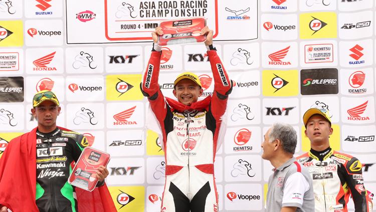 Gerry Salim saat menjuarai kelas AP250 di Sentul. - INDOSPORT