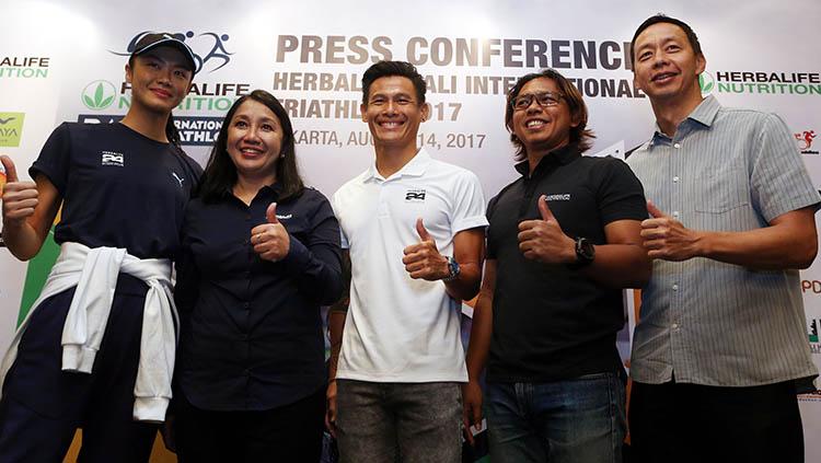 Ki-ka: Foto Model Kelly Tandiono, Andam Dewi, triathlete nasional Andy Wibowo, Race Director Bali International Triathlon 2017 Dardityo Santoso, mantan perenang nasional Richard Sambera foto bersama. - INDOSPORT