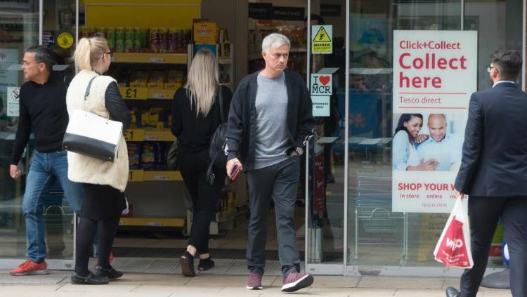 Jose Mourinho tengah berbelanja di toko grosir. - INDOSPORT