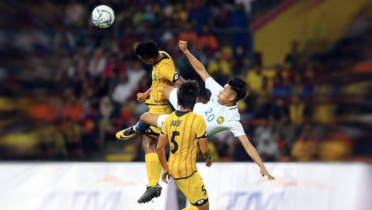 Muhammad Safiq Ahmad (tengah) dikepung pemain Brunei, Mohamad Asnawi Syazni Abd Aziz. - INDOSPORT