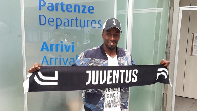 Blaise Matudi berpose bersiap-siap jalani tes medis di Juventus. - INDOSPORT