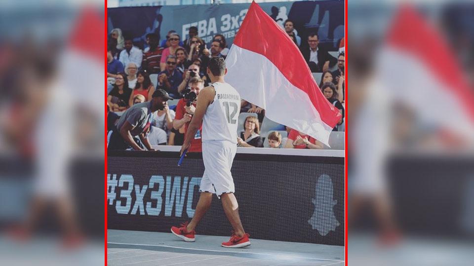Fandika Ramadhani, pebasket Tanah Air yang membawa bendera Indonesia di Prancis. - INDOSPORT
