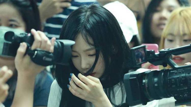 Taeyeon saat tiba di Indonesia. - INDOSPORT