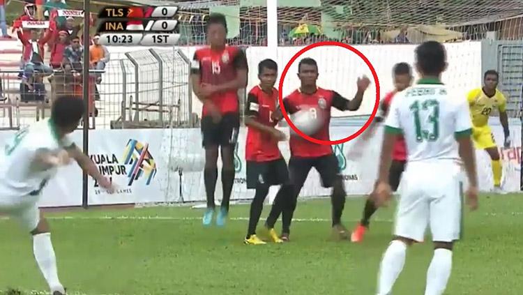 Septian David melakukan tendangan bebas. - INDOSPORT