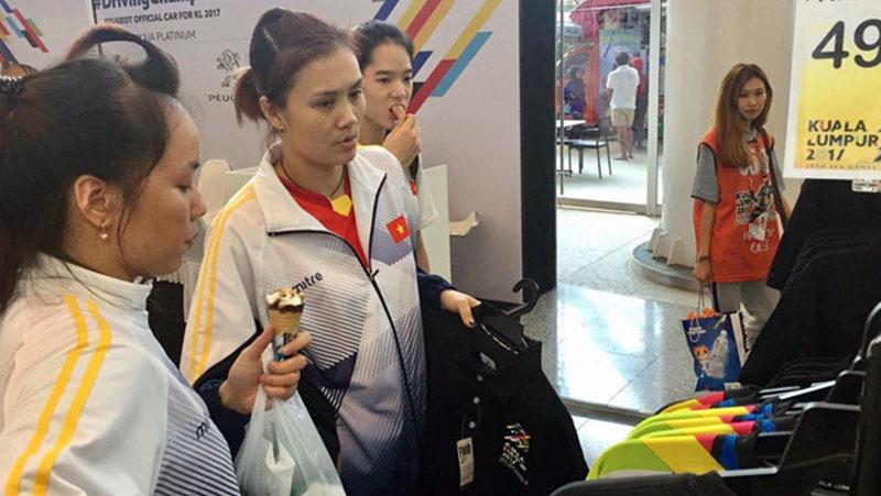 Para pemain Voli Putri Vietnam asyik berbelanja usai menerima bonus. - INDOSPORT