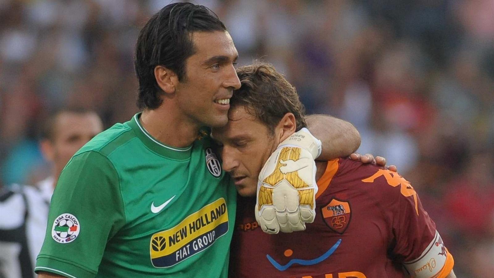 Buffon dan Totti, ikon sepakbola Italia era 2000-an. - INDOSPORT