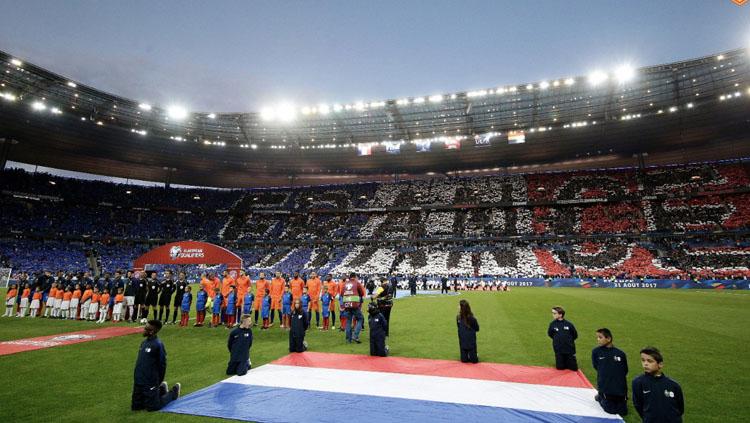Aksi koreografi apik dari para pendukung Prancis saat menjamu Belanda. - INDOSPORT