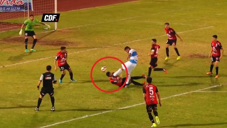 Sebastian Villegas saat ditendang wajahnya oleh Matias Campos. - INDOSPORT