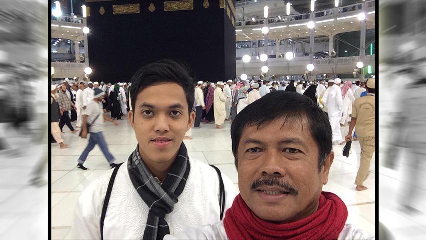 Indra Sjafri bersama sang anak, Aryandra Andaru. - INDOSPORT