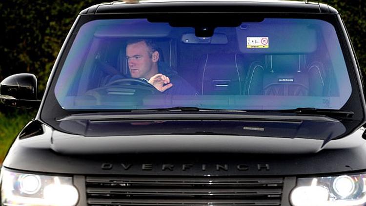 Wayne Rooney saat mengendari mobil. - INDOSPORT