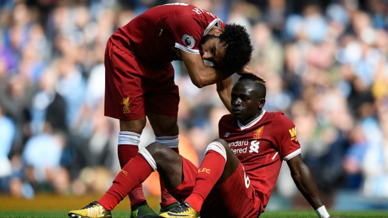 Sadio Mane ditenangkan oleh Mohamed Salah, pasca menerima kartu merah. - INDOSPORT