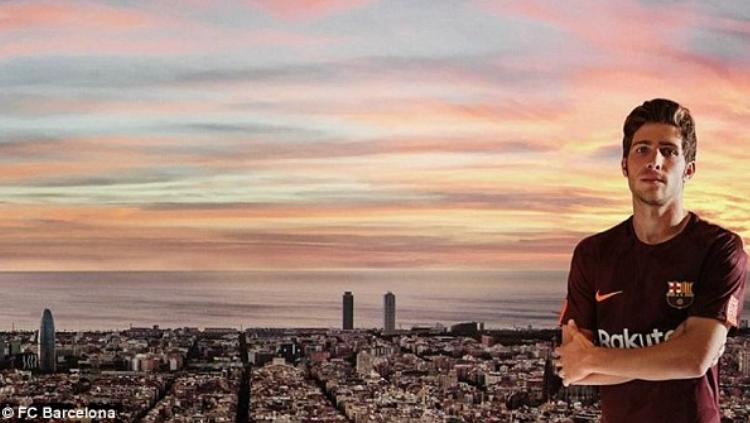 Sergi Roberto mengenakan seragam baru Barcelona. - INDOSPORT