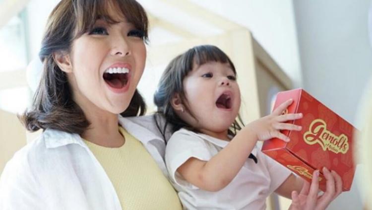 Gisella Anastasia dengan Sang Anak kompak jaga kebugaran tubuh. - INDOSPORT