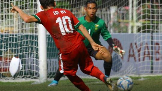 Egy Maulana Vikri mengeksekusi bola di muka gawang Brunei.