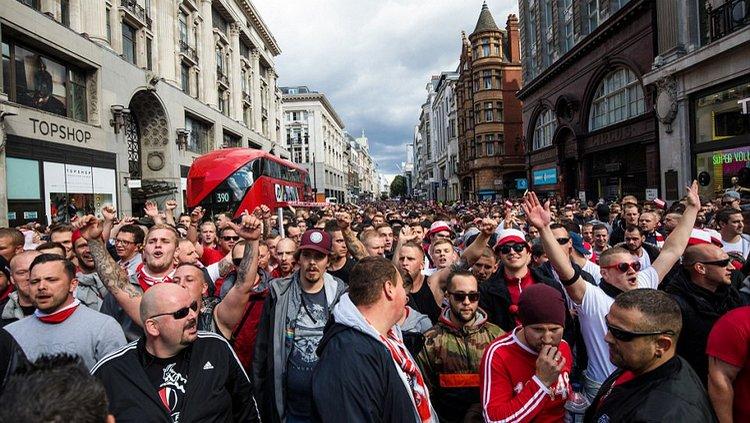 Kericuhan suporter sebelum laga Arsenal vs FC Koln. - INDOSPORT