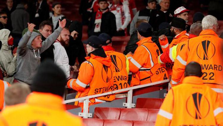 Kerusuhan terjadi di dalam Stadion Emirates. - INDOSPORT