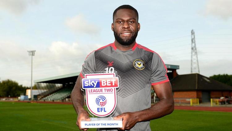 Frank Noble menjadi pemain terbaik League Two bulan Agustus. - INDOSPORT